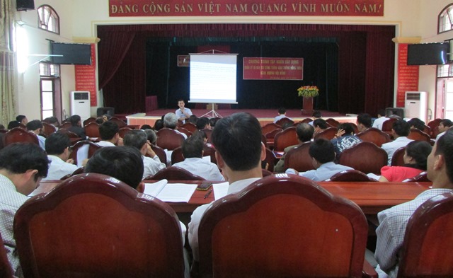 Cán bộ Sở giao thông hướng dẫn kỷ thuật thi công và công tác quản lý chất lượng trong làm đường giao thông
