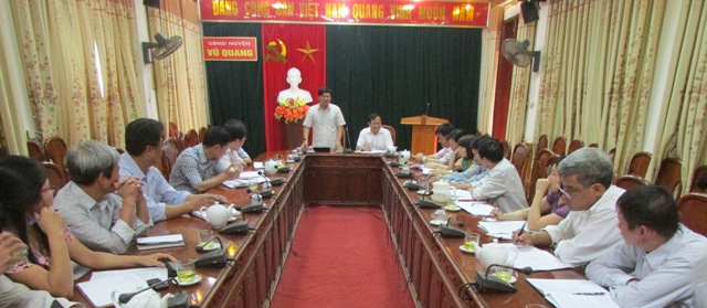 Phó chủ tịch UBND huyện Bùi Việt Hùng yêu cầu các ngành, địa phương chủ động triển khai các giải pháp thực hiện BHYT toàn dân