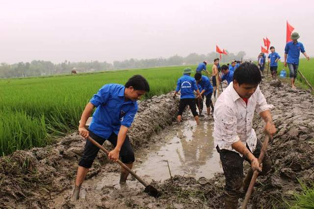 Huyện Đoàn Can Lộc tình nguyện tại xã Thường Nga