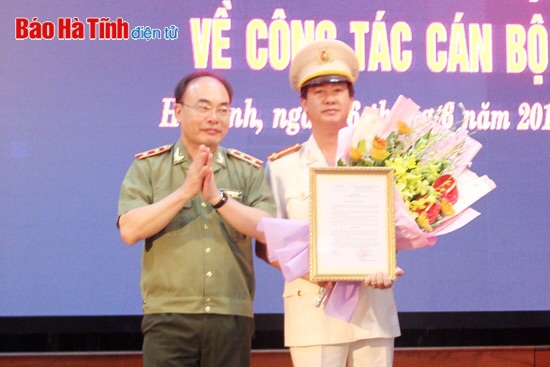 Trung tướng Bùi Quang Bền trao quyết định bổ nhiệm đồng chí Lê Văn Sao giữ chức vụ Giám đốc Công an Hà Tĩnh
