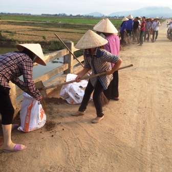 Chị em phụ nữ Thôn Hồng Nguyệt dọn VSMT ở Cầu Hồng Nguyệt