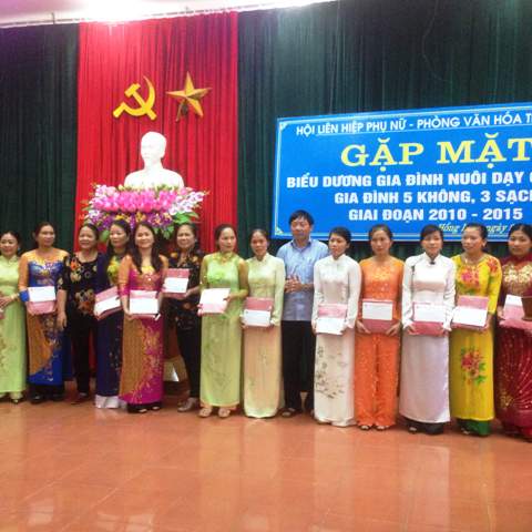 Thị xã Hồng Lĩnh:  Biểu dương gia đình tiêu biểu “ nuôi dạy con tốt”, gia đình “5 không, 3 sạch”