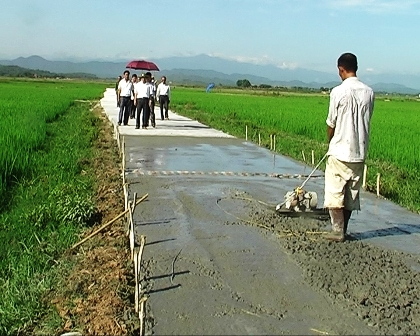 Làm đường gian thông nội đồng