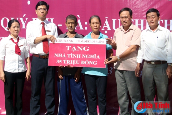 Aribank Kỳ Anh trao tặng 5 nhà tình nghĩa cho hộ nghèo