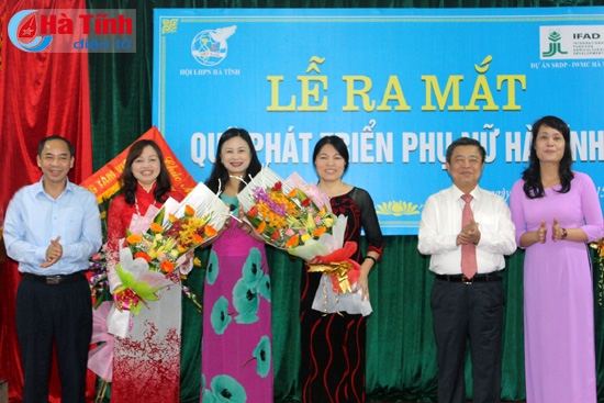 Bí thư Tỉnh uỷ Võ Kim Cự và Phó Chủ tịch Thường trực UBND tỉnh Nguyễn Thiện tặng hoa chúc mừng Hội đồng quản lý Quỹ