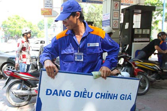 Xăng giảm giá gần 1.200 đồng trước 15h
