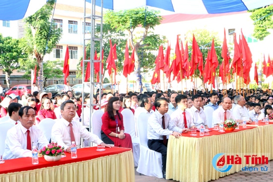 Hà Tĩnh tưng bừng khai giảng năm học mới