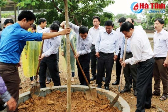 Hỗ trợ xã Kỳ Đồng các trang thiết bị, cây xanh phục vụ xây dựng NTM