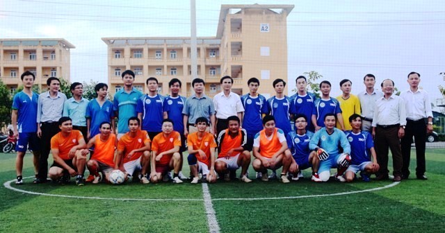 Lãnh đạo 2 đơn vị chụp ảnh lưu niệm với đội bóng