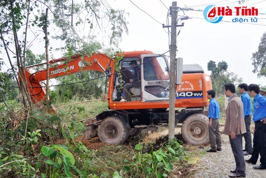 Chi đoàn Văn phòng UBND tỉnh hỗ trợ Cẩm Quang xây dựng NTM