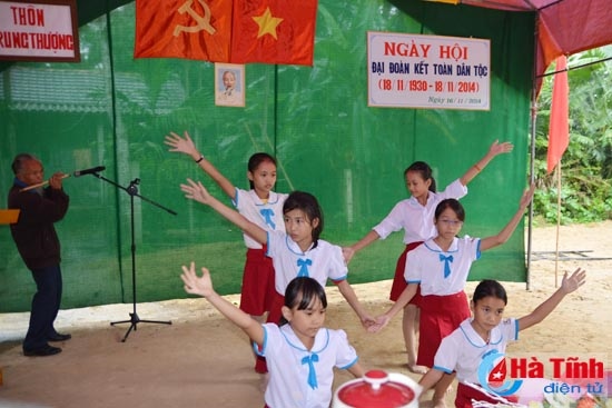 Một cây làm chẳng nên non…