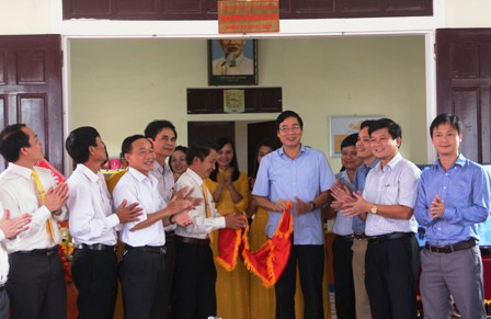Lãnh đạo Tổng công ty Bưu điện Việt Nam, Văn phòng Điều phối NTM tỉnh, huyện Thạch Hà và xã Thạch Văn gắn biển chào mừng thành công Đại hội Đảng bộ tỉnh lần thứ XVIII