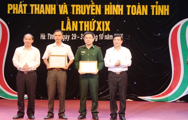 Đ/c Đặng Quốc Vinh, Ủy viên Ban Thường vụ Tỉnh ủy, Trưởng ban Tuyên giáo Tỉnh uỷ và đ/c Nguyễn Thiện, Phó Chủ tịch Thường trực UBND tỉnh trao giải A cho các tác giả