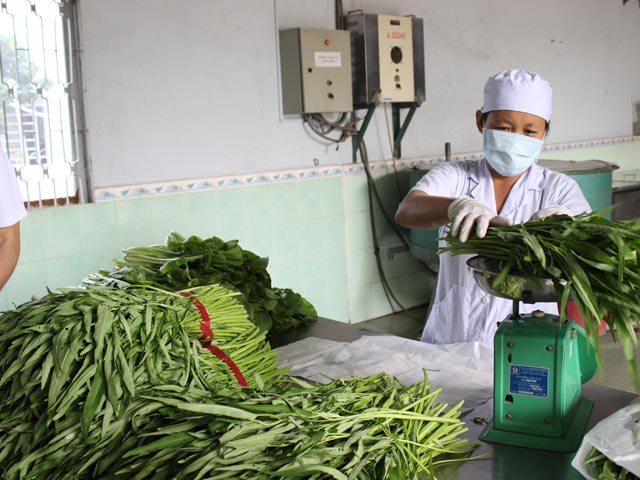 Sơ chế rau an toàn tại Tổ hợp tác rau an toàn Tân Phú Trung (Củ Chi). Ảnh: K.H