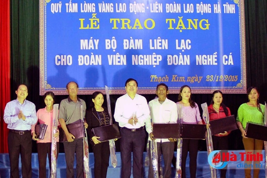 Tặng bộ đàm trị giá hơn 370 triệu cho các nghiệp đoàn nghề cá
