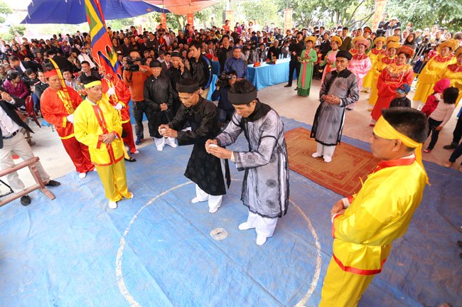 Dân đóng vai quan, uống rượu thề không tham nhũng