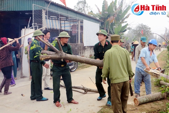 Giúp dân mở rộng hành lang các tuyến đường nông thôn mới