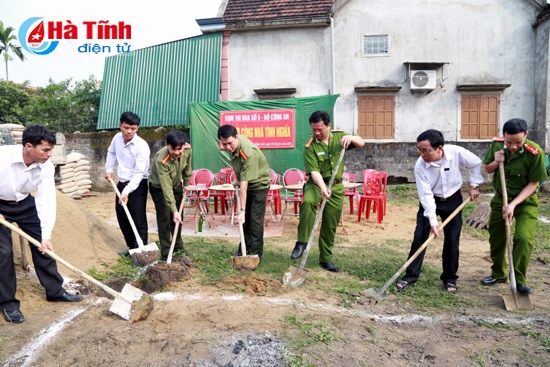 Hỗ trợ 100 triệu đồng xây nhà tình nghĩa cho chiến sĩ công an