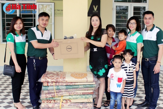 Tặng máy tính cho Trường Mầm non Hương Xuân