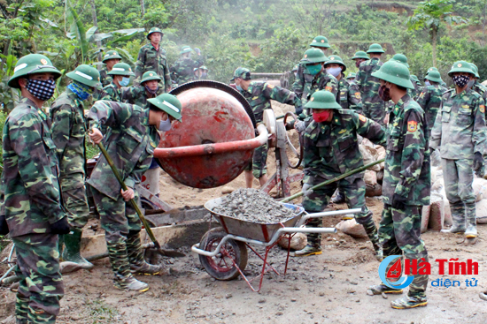 Lính quân hàm xanh giúp dân xây dựng nông thôn mới