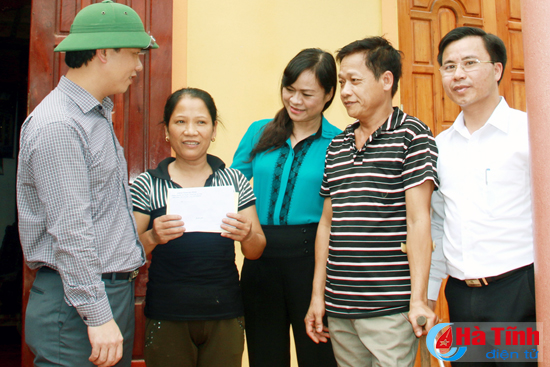 Chủ tịch UBND tỉnh Đặng Quốc Khánh và Phó Chủ tịch HĐND tỉnh Nguyễn Thị Nữ Y thăm hỏi, động viên gia đình ông Hoàng Xuân Hiếu (thương binh 1/4), bị lốc xoáy làm hư hỏng các công trình phụ trợ