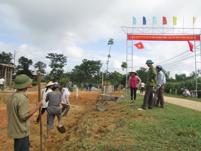 Nhân dân dọn vệ sinh, tu sửa hội quán thôn