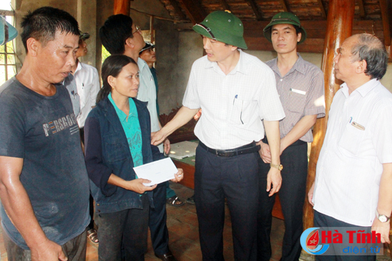 Phó Chủ tịch UBND tỉnh Đặng Ngọc Sơn động viên người dân Đức Lĩnh vượt qua khó khăn, hỗ trợ nhau khắc phục hậu quả do lốc xoáy gây ra...
