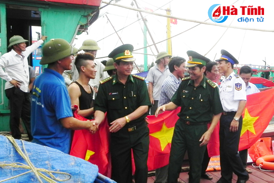 Biên phòng Lạch Kèn sát cánh cùng ngư dân