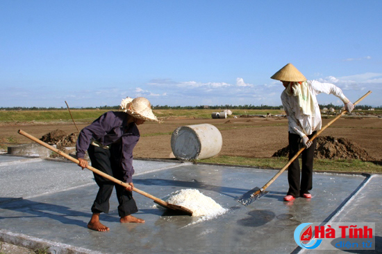 Đồng hành cùng diêm dân vượt khó