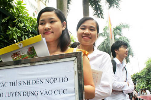 Nộp hồ sơ thi công chức. Ảnh minh họa từ internet