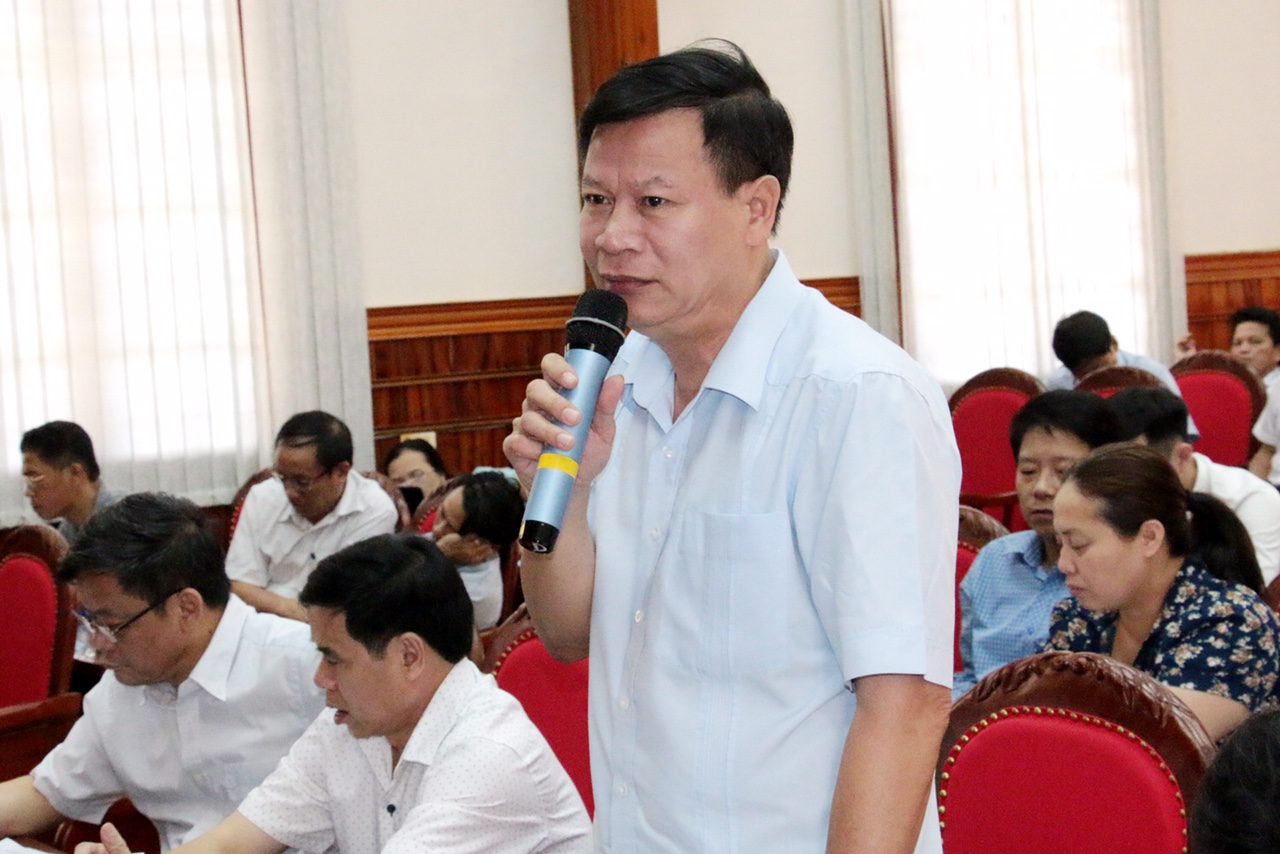 Đồng chí Nguyễn Đình Lộc, Phó Giám đốc Sở Công thương: Huyện cần có cơ chế, chính sách để xã hội hóa đầu tư chợ và có giải pháp cụ thể giải quyết ô nhiễm môi trường ở các cụm công nghiệp, khu Du lịch và Thương mại.