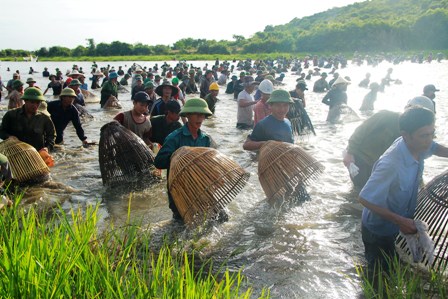 Đặc sắc lễ hội đánh cá Đồng Hoa