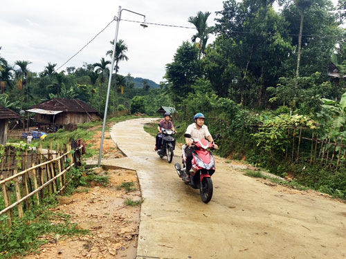Đồng bào Ca Dong hiến đất làm đẹp bản làng