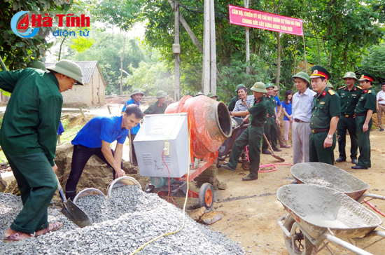 Bộ CHQS tỉnh giúp dân Đức Đồng xây dựng nông thôn mới