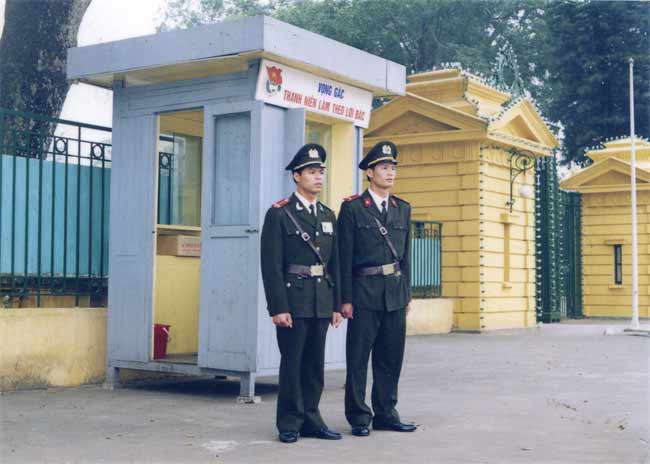 Lực lượng cảnh sát bảo vệ mục tiêu.