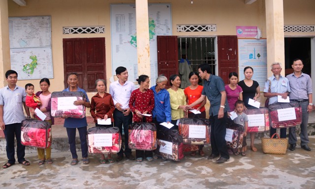 Thăm hỏi, tặng quà cho người dân vùng lũ