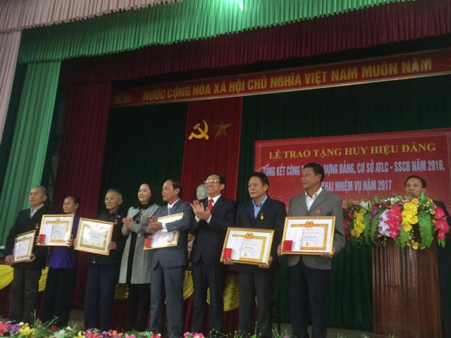Trao tặng huy hiệu Đảng