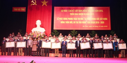 Hà Tĩnh tổng kết xây dựng NTM năm 2016, triển khai nhiệm vụ 2017; trao bằng công nhận xã đạt chuẩn NTM năm 2016; phát động phong trào thi đua “Cả tỉnh chung sức xây dựng NTM, đô thị văn minh” giai đoạn 2016-2020.