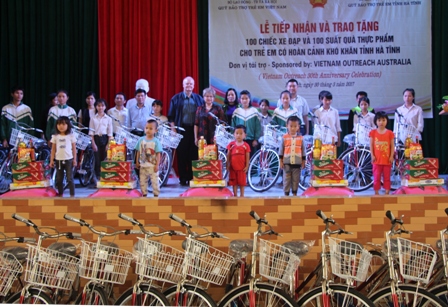 Tổ chức Việt Nam - Outreach trao quà cho trẻ em nghèo Vũ Quang