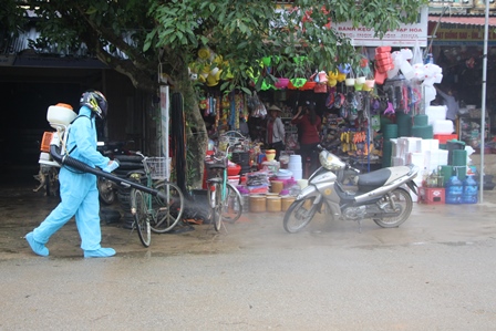 Vũ Quang: phun hoá chất Clopheramin B tiêu độc khử trùng sau lũ