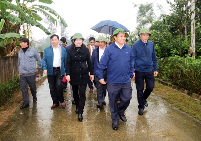 Bí thư Tỉnh ủy Lê Đình Sơn cùng đoàn kiểm tra Khu dân cư NTM kiểu mẫu thôn Bình Minh, xã Cẩm Bình (Cẩm Xuyên)