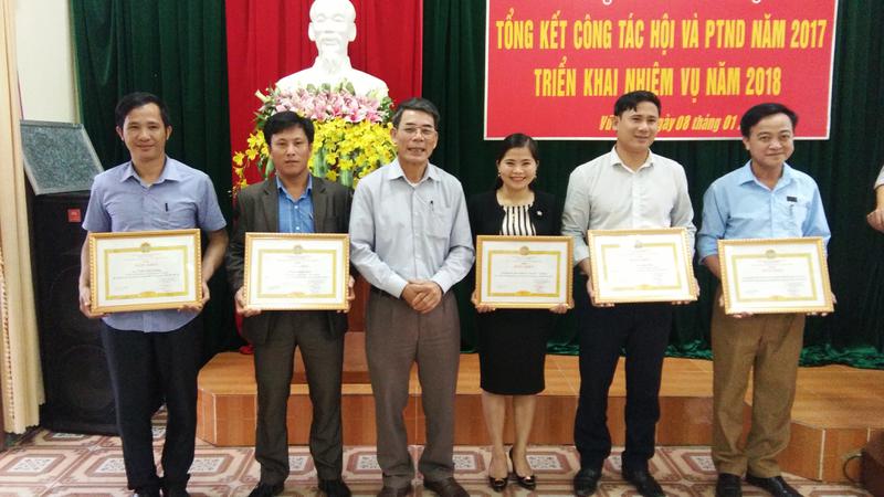 Nhiều tập thể, cá nhân đã được tặng Bằng khen, giấy khen vì đã có thành tích xuất sắc trong công tác Hội và phong trào Nông dân năm 2017