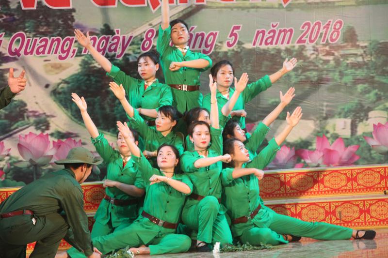 Tiết mục “Những bông hoa bất tử” của đơn vị Bệnh viện đa khoa huyện Vũ Quang