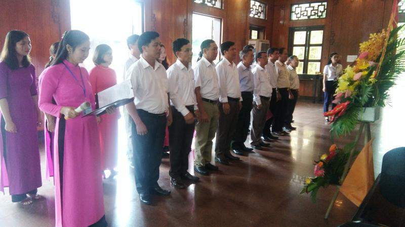 Đoàn dại biểu dâng hoa, dâng hương và báo công tại nhà tưởng niệm Chủ tịch Hồ Chí Minh tại khu di tích Kim Liên