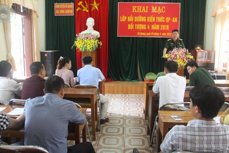 Các học viên lớp bồi dưỡng kiến thức quốc phòng an ninh cho đối tượng 4