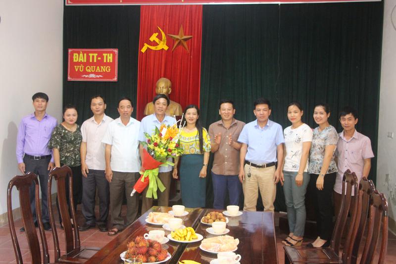 Lãnh đạo huyện và các Cơ quan, Ban ngành tặng hoa chúc mừng Đài Truyền thanh – Truyền hình huyện nhân ngày 21/6