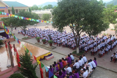 Đại biểu, giáo viên và đông đảo học sinh tham dự Lễ tổng kết năm học