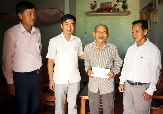 Văn phòng Điều phối Chương trình xây dựng NTM tỉnh tặng quà  nhân Ngày Thương binh - Liệt sỹ