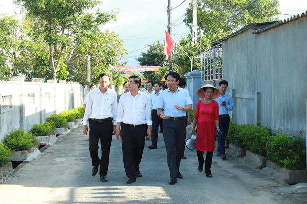Phó trưởng ban Thường trực Ban Kinh tế Trung ương ấn tượng sự sáng tạo của Hà Tĩnh  trong xây dựng Khu dân cư nông thôn mới kiểu mẫu, vườn mẫu