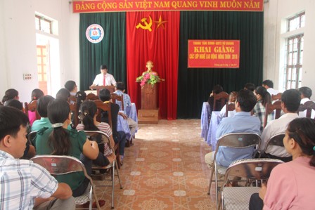 Đại biểu và các học viên tham dự lễ khai giảng lớp tập huấn kỹ thuật nấu ăn và may Công nghiệp